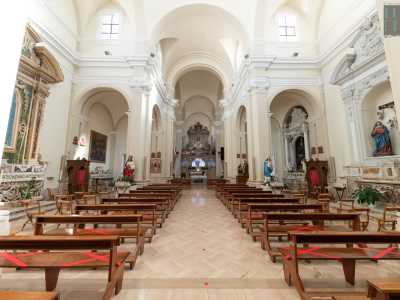 La struttura di 36 metri per 17 � suddivisa in tre navate. La centrale porta al presbiterio...
